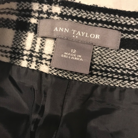 Banana Republic plaid skirt. Fit and Flare style size 12. Acrylic and Wool Blend - Picture 2 of 5